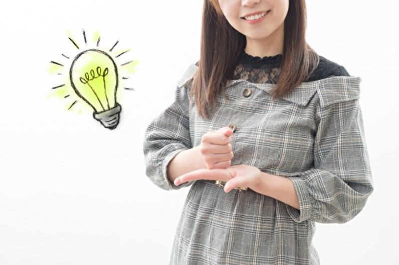 ひらめく女性